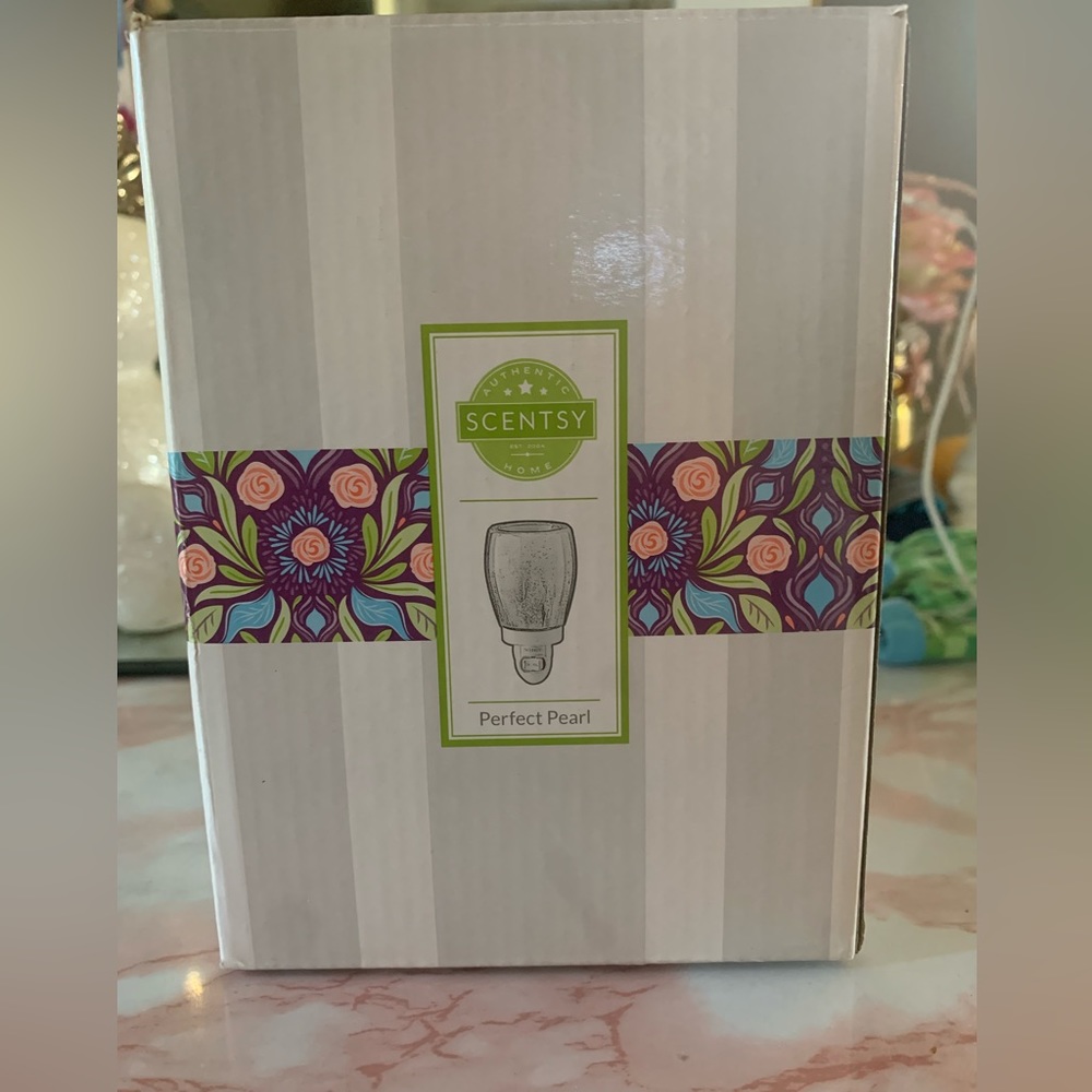 Scentsy perfect pearl plug-in.